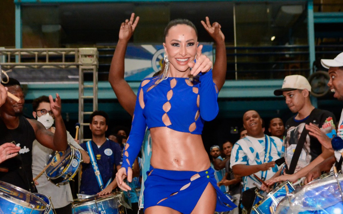 Sabrina Sato dá show de samba no pé na quadra da Unidos de Vila Isabel, na Zona Norte do Rio, na noite de quinta-feira - Webert Belicio / Ag. News