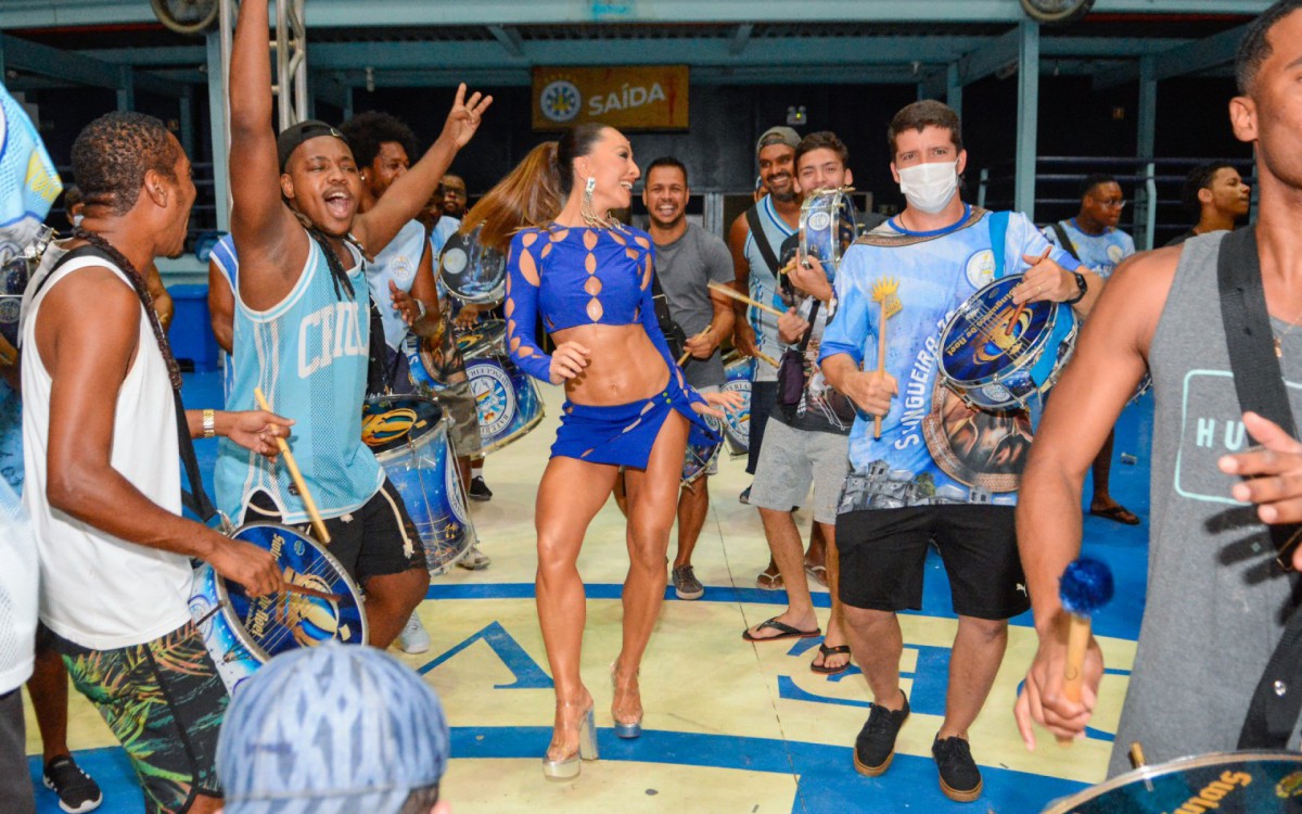 Sabrina Sato d&aacute; show de samba no p&eacute; na quadra da Unidos de Vila Isabel, na Zona Norte do Rio, na noite de quinta-feira