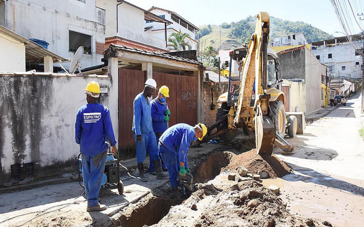 A abertura de rede nas ruas de Monsuaba é uma das frentes de trabalho realizadas atualmente