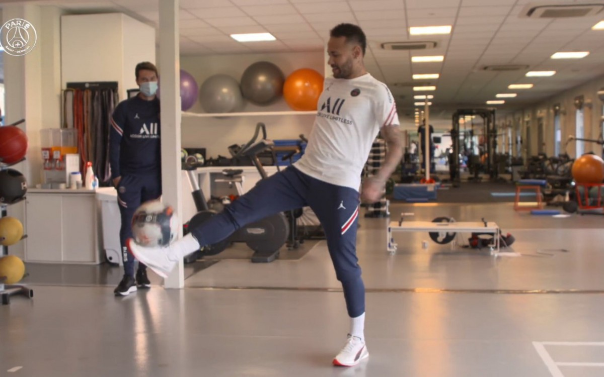 Neymar faz embaixadinhas durante treinamento no CT do PSG