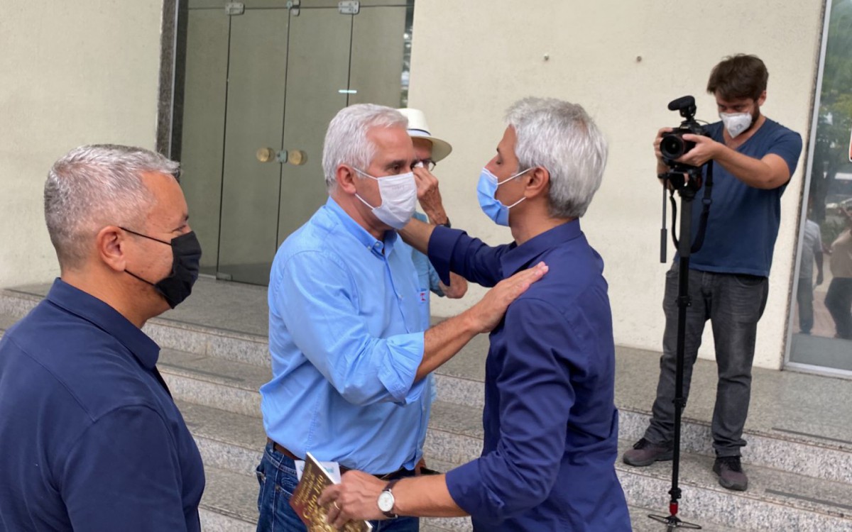 Deputado Comte Bittencurt abraça Molon 