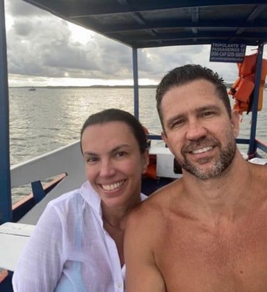 Jornalista Ana Paula Araújo curte passeio de barco com namorado |  Celebridades | O Dia