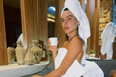 Fotos! Esposa de Cauã Reymond posa de toalha e quase mostra demais