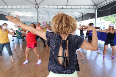 Melhor Idade promove aulão de yoga na Praça dos Três Poderes