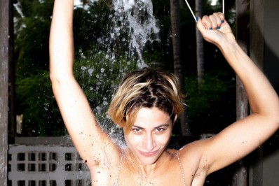 Luisa Arraes compartilha imagem onde mostra pelos nas axilas durante o banho