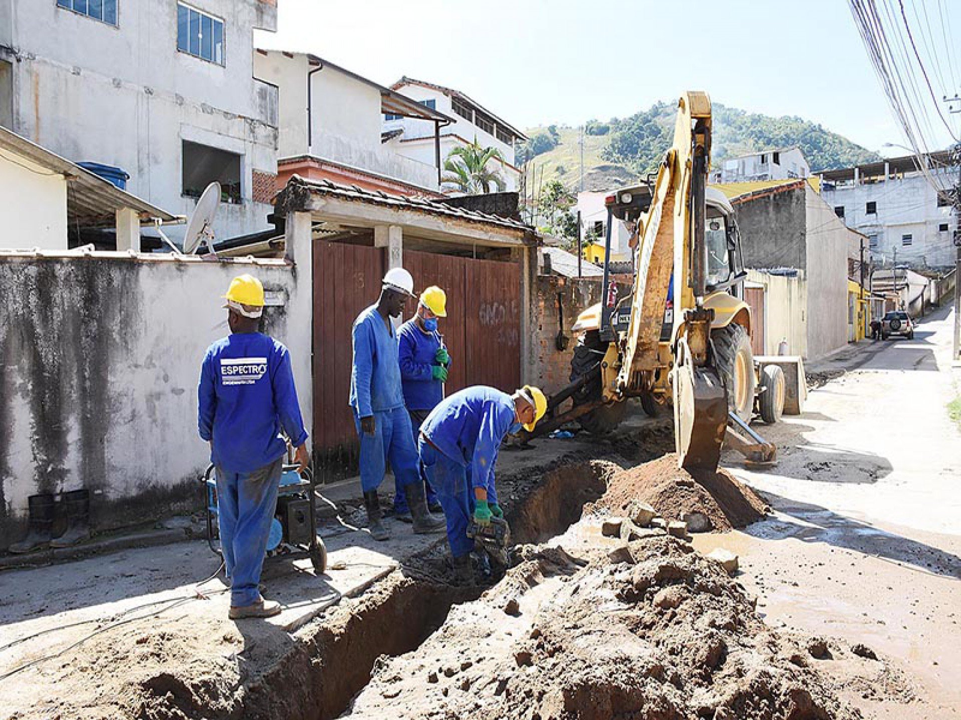A abertura de rede nas ruas de Monsuaba é uma das frentes de trabalho realizadas atualmente - Foto: Wagner Gusmão