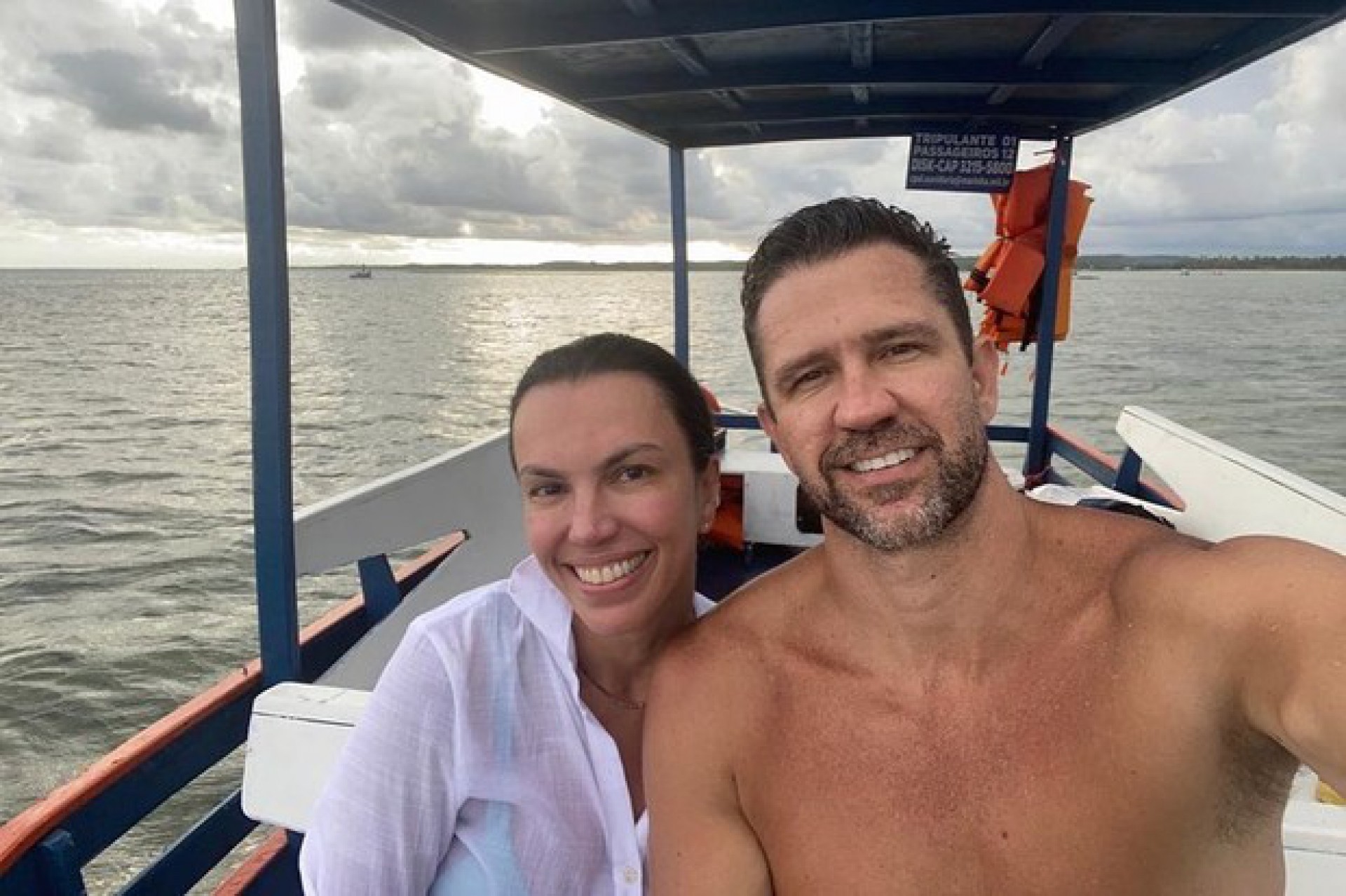 Jornalista Ana Paula Araújo curte passeio de barco com namorado |  Celebridades | O Dia