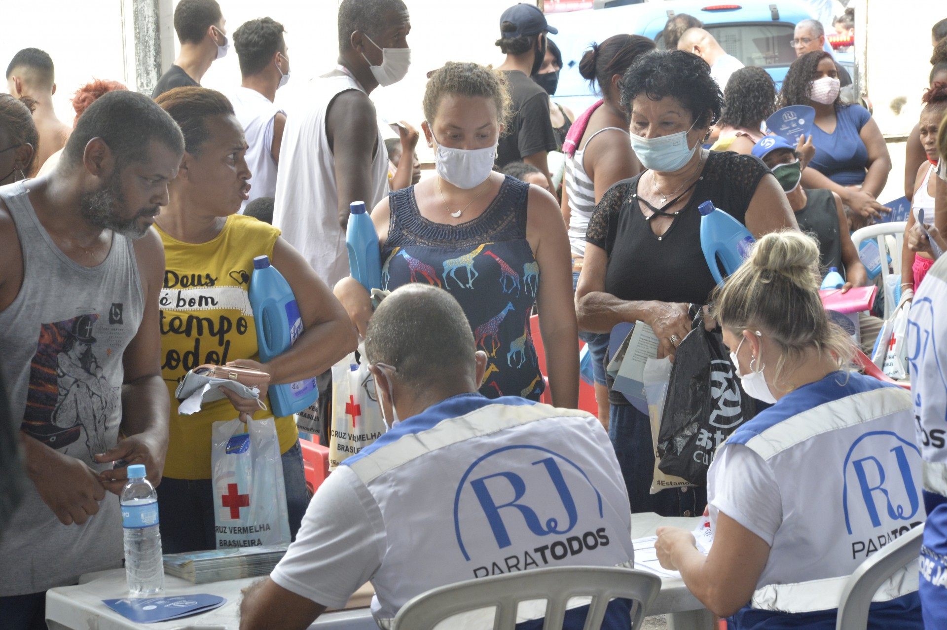 Quadra da Unidos do Jacarezinho recebeu ação social e a presença do governador Cláudio Castro - Fábio Costa / Agência O Dia