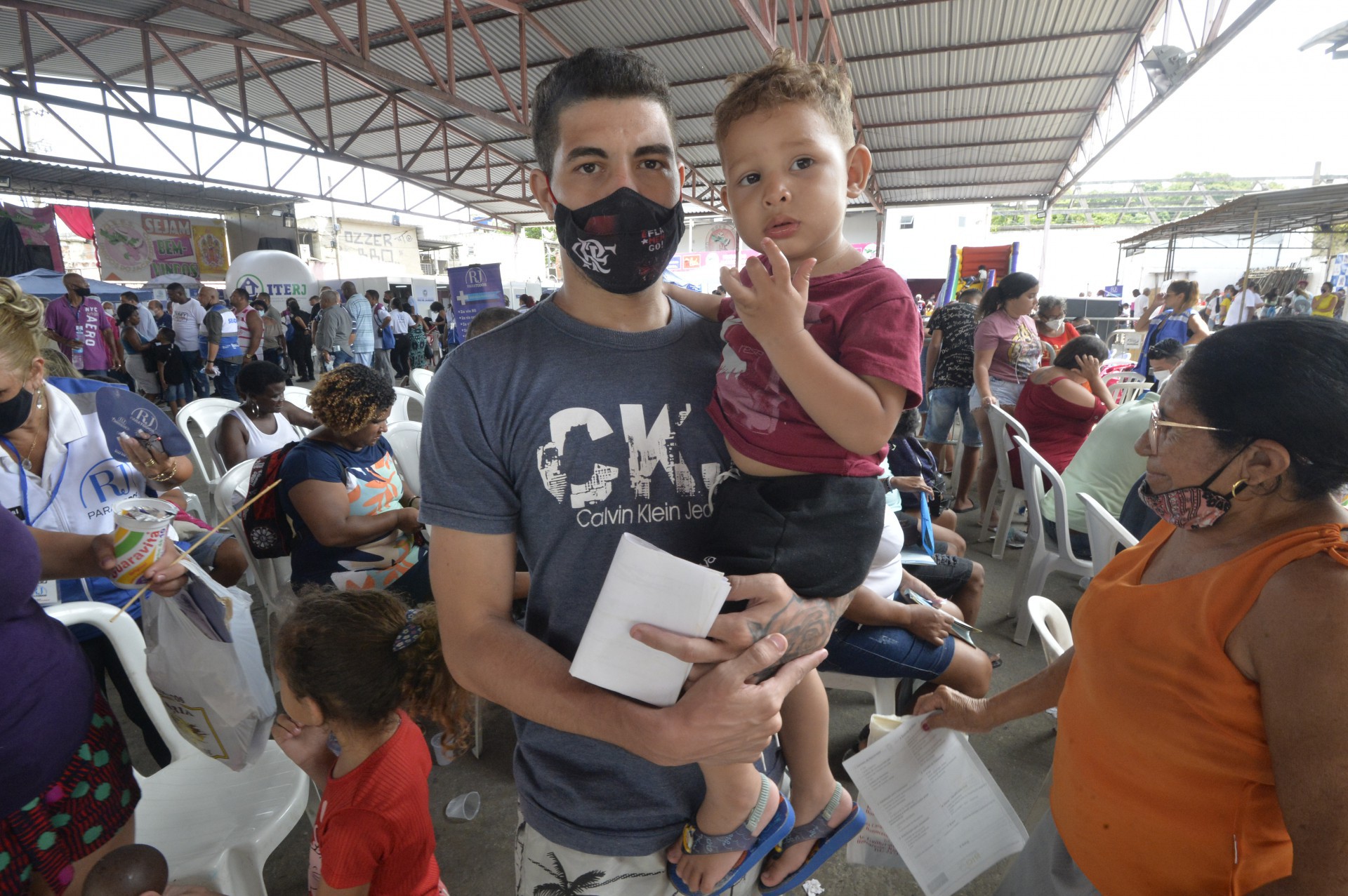 Moradores do Jacarezinho aproveitaram o s&aacute;bado para participar de a&ccedil;&atilde;o social - F&aacute;bio Costa / Ag&ecirc;ncia O Dia                                           