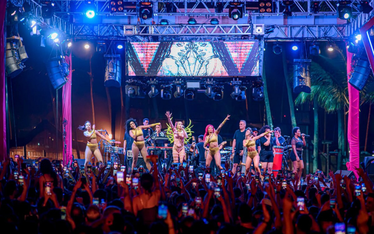 Anitta usa fantasia de gamer alada no ensaio de seu bloco no Esp&iacute;rito Santo