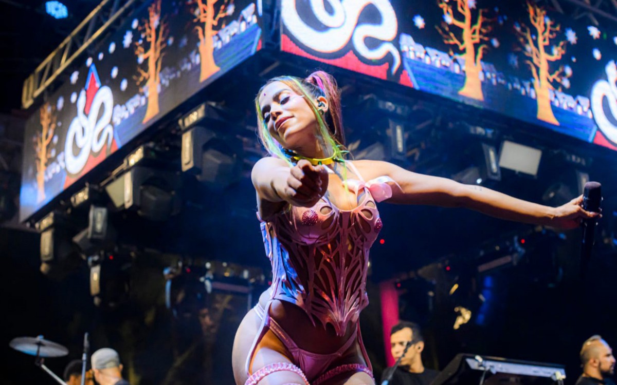 Anitta usa fantasia de gamer alada no ensaio de seu bloco no Esp&iacute;rito Santo