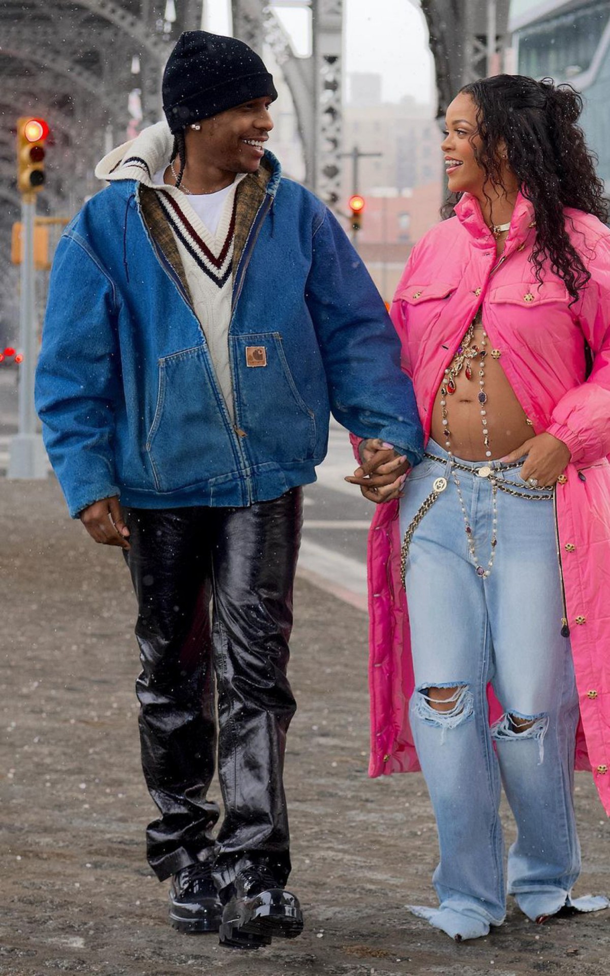 A cantora Rihanna revelou sua gravidez atrav&eacute;s de um ensaio fotogr&aacute;fico realizado em Nova York