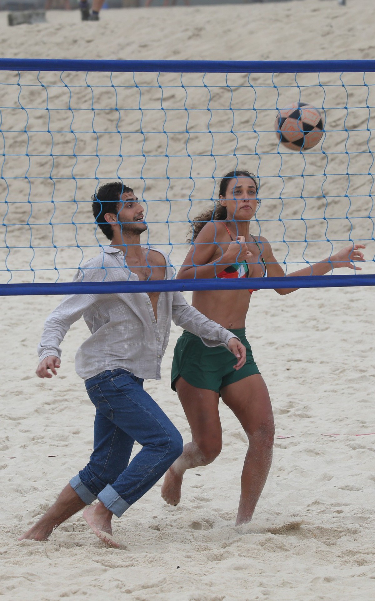 D&eacute;bora Nascimento grava na praia da Barra da Tijuca 
