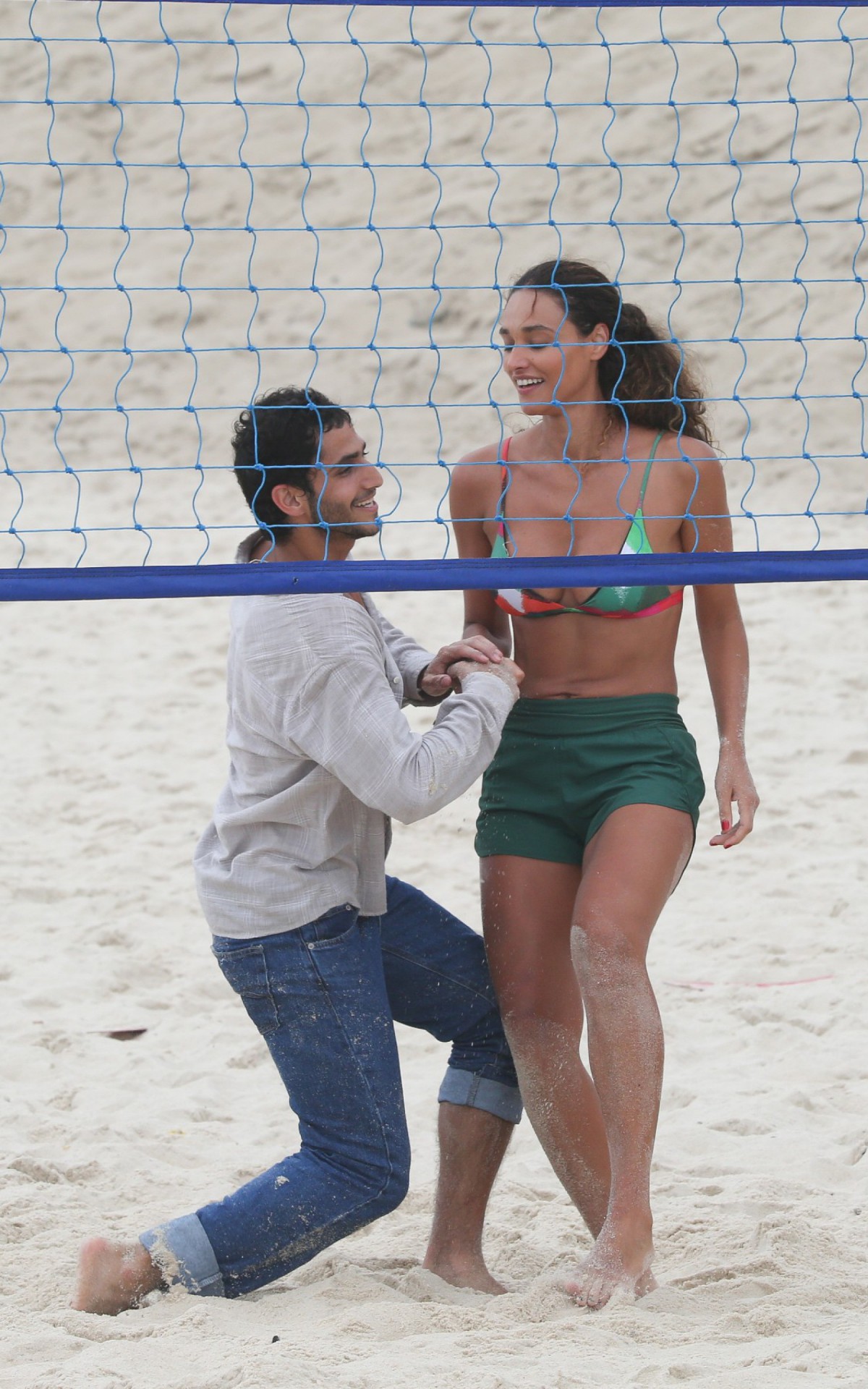 D&eacute;bora Nascimento grava na praia da Barra da Tijuca 
