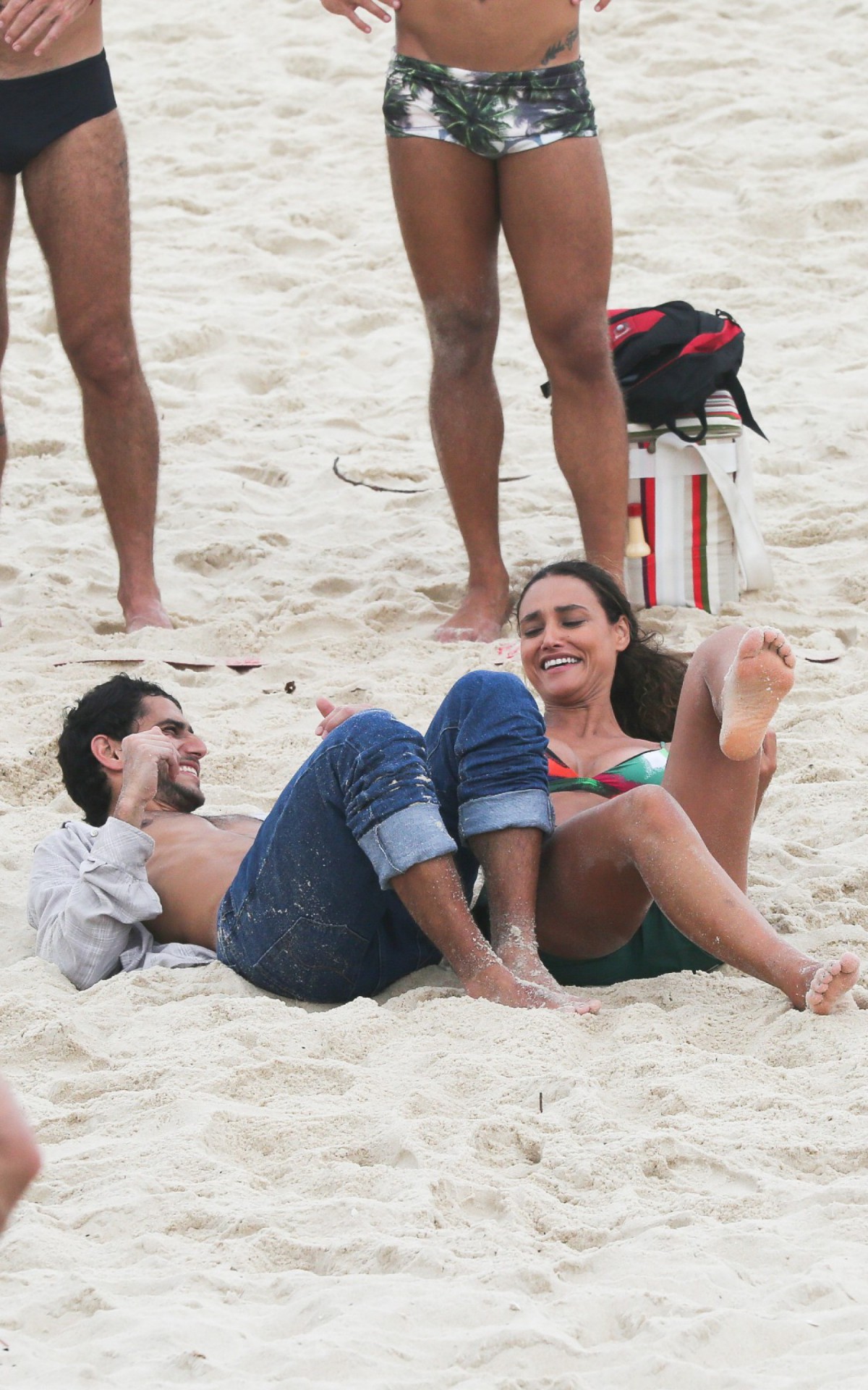 D&eacute;bora Nascimento grava na praia da Barra da Tijuca 
