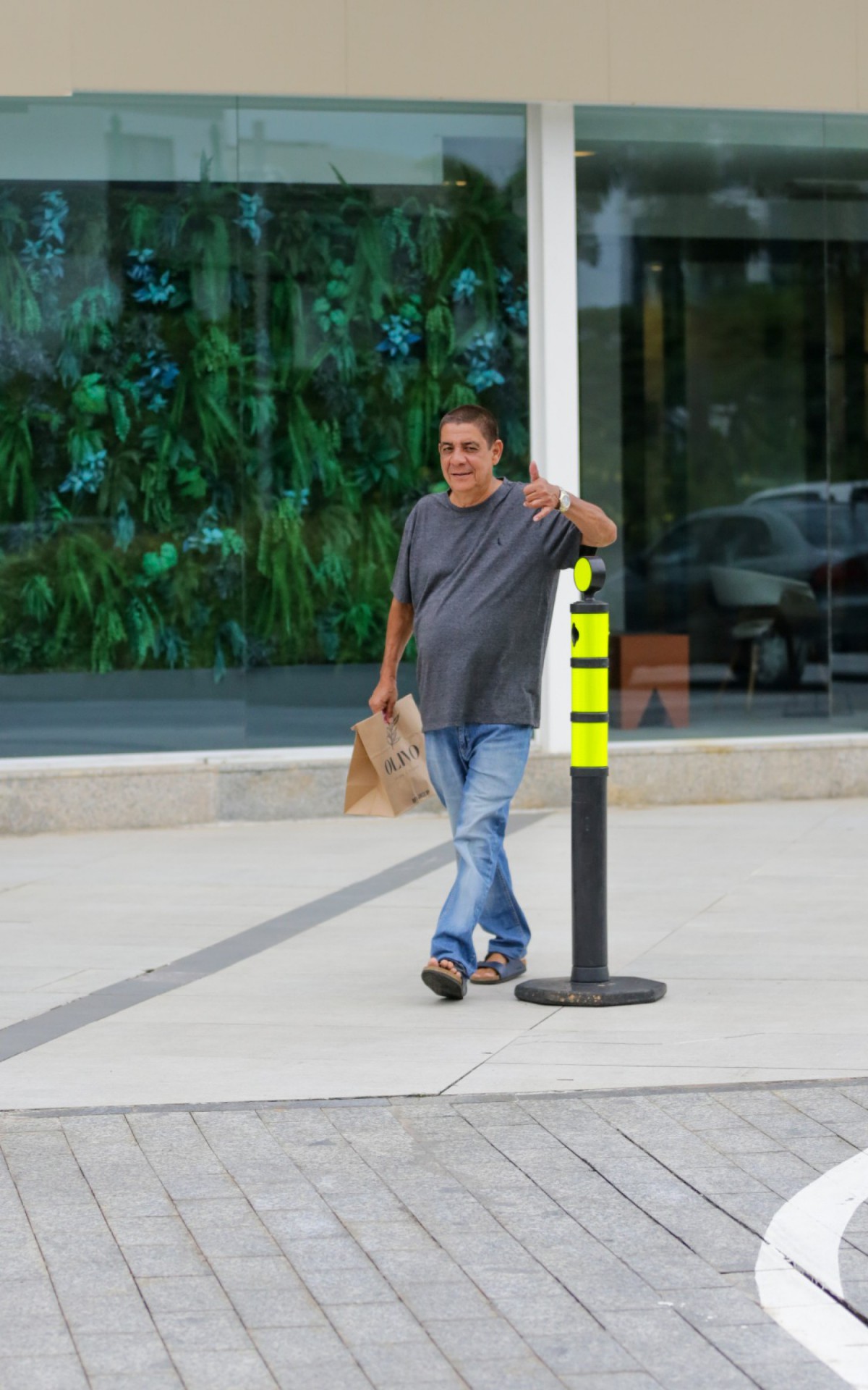 Zeca Pagodinho &eacute; clicado na sa&iacute;da de um shopping da Zona Oeste