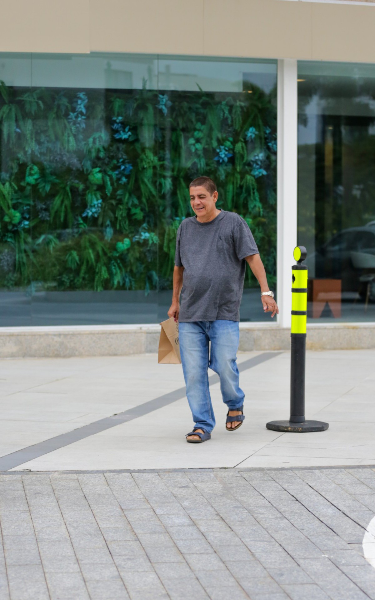 Zeca Pagodinho &eacute; clicado na sa&iacute;da de um shopping da Zona Oeste