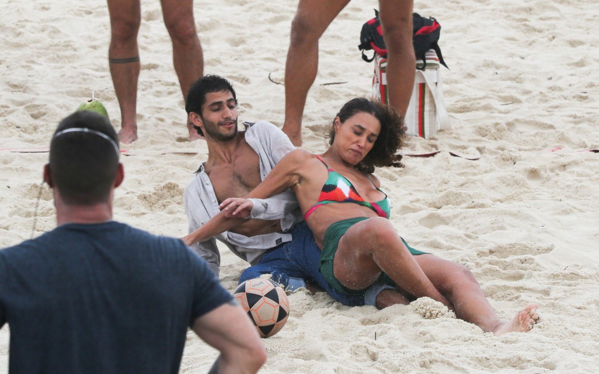 D&eacute;bora Nascimento grava na praia da Barra da Tijuca 