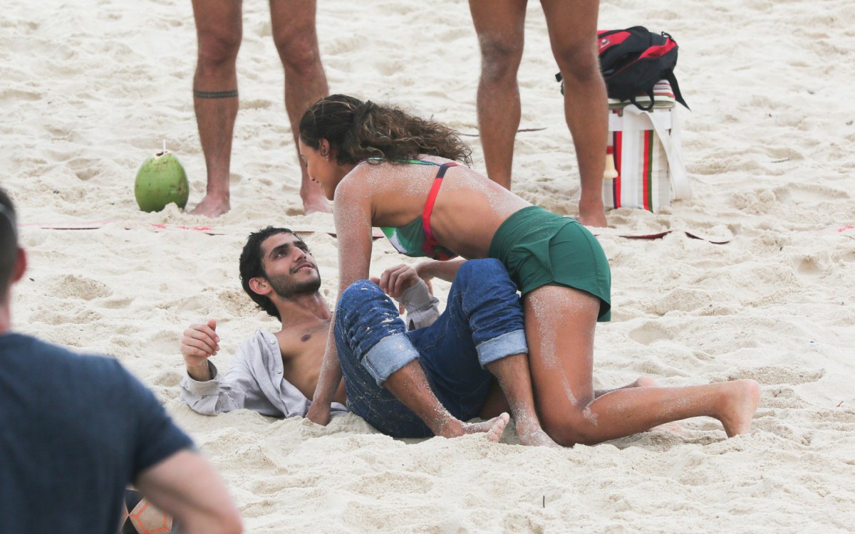 D&eacute;bora Nascimento grava na praia da Barra da Tijuca 