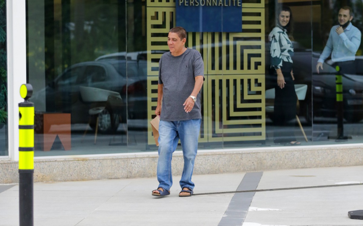 Zeca Pagodinho &eacute; clicado na sa&iacute;da de um shopping da Zona Oeste