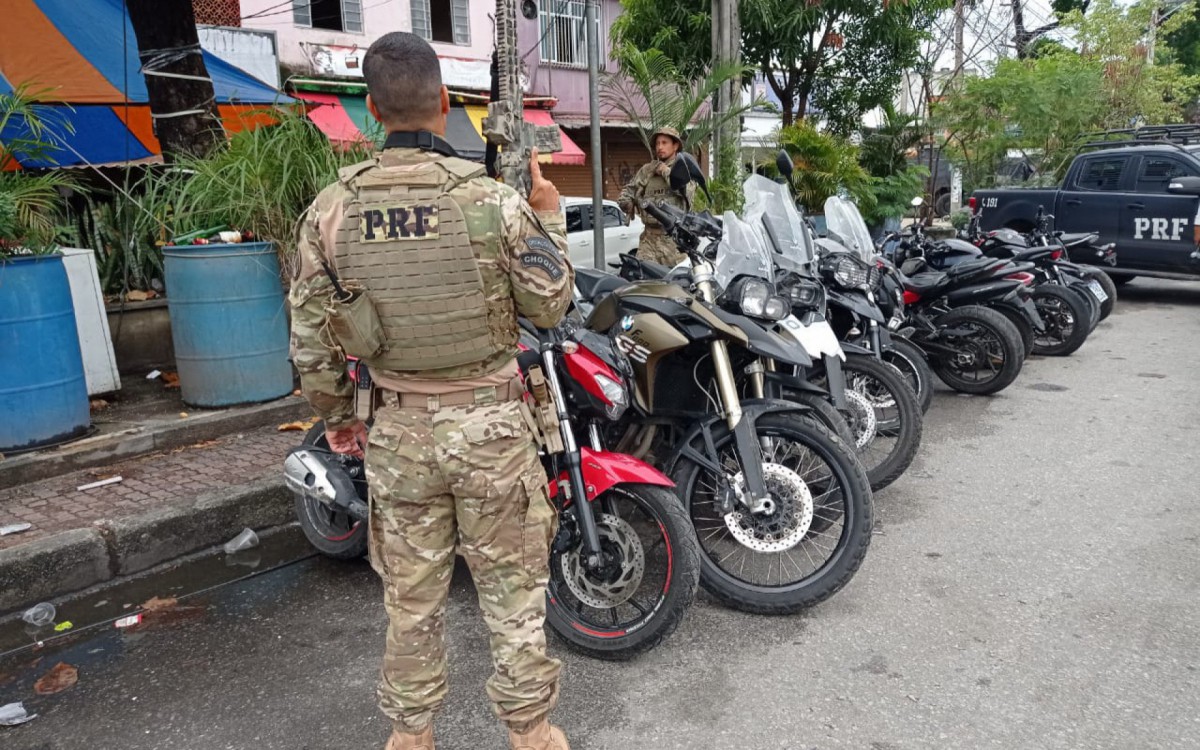 Agentes da PRF apreenderam carros e motos durante opera&ccedil;&atilde;o no Complexo da Mar&eacute;