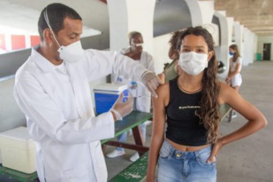 Crianças de 6 a 11 anos são vacinadas contra Covid-19 em Arraial do Cabo a partir desta terça (1º)
