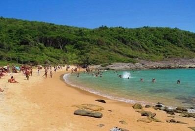 Polícia investiga caso de jovem que acordou com a barriga aberta em praia