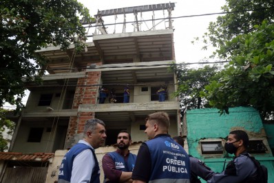 Prefeitura e Polícia Civil fazem operação para demolir prédio ilegal no Recreio