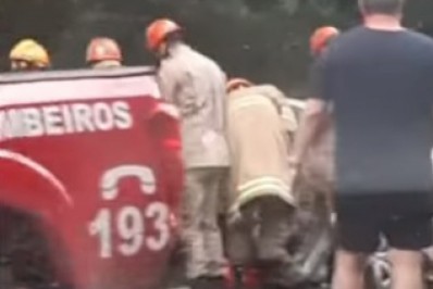 Os bombeiros tiveram bastante trabalho para socorrer as vítimas do acidente - Foto: Redes sociais