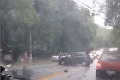Grave acidente deixa trânsito lento na Rio-Santos 