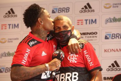 Ao lado do pai, Marinho se emociona ao ser apresentado pelo Flamengo: 'Sei do peso da camisa'