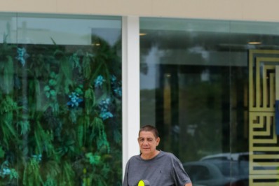 Com look despojado, Zeca Pagodinho é flagrado na saída de um shopping da Zona Oeste do Rio