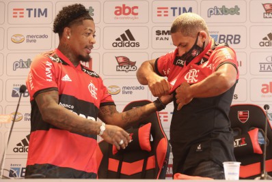 Ao lado do pai, Marinho se emociona ao ser apresentado pelo Flamengo: 'Sei do peso da camisa'