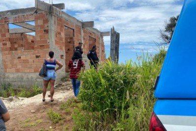 Travesti morta a tijoladas em Cabo Frio ainda não foi identificada