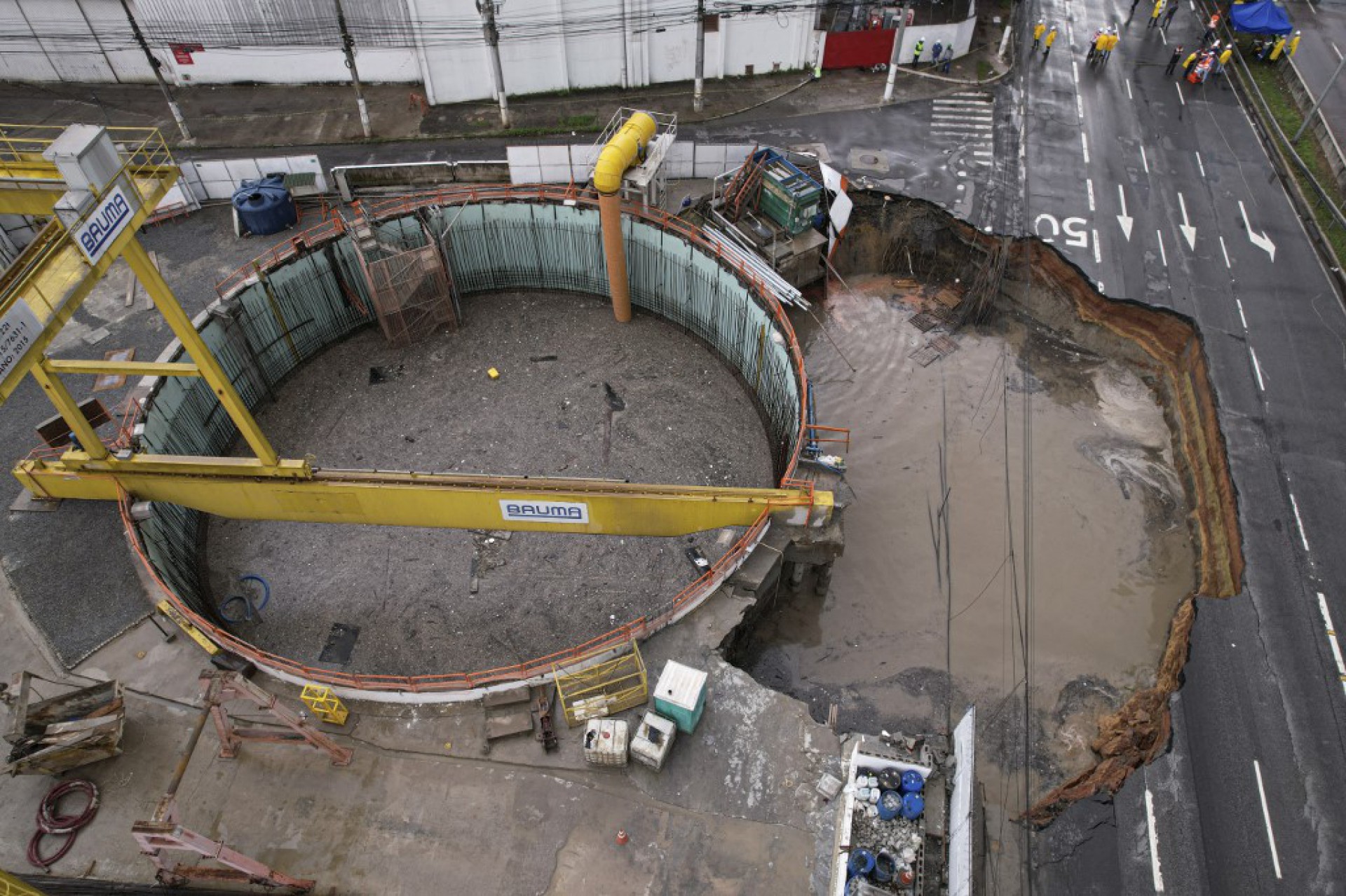  MP abre inquérito para apurar causas de cratera em SP
 - AFP