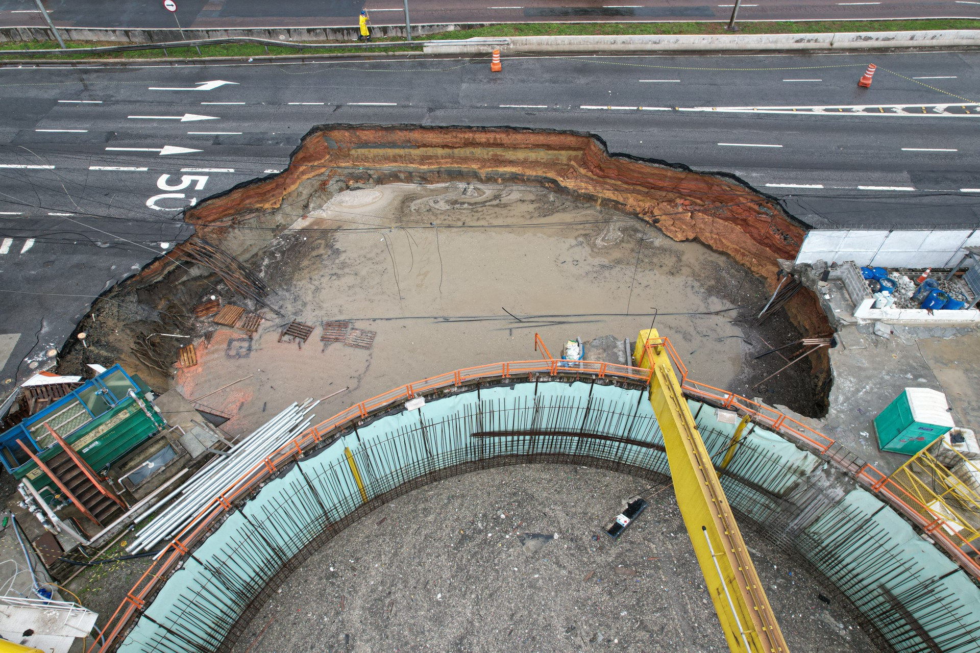  MP abre inquérito para apurar causas de cratera em SP
 - AFP