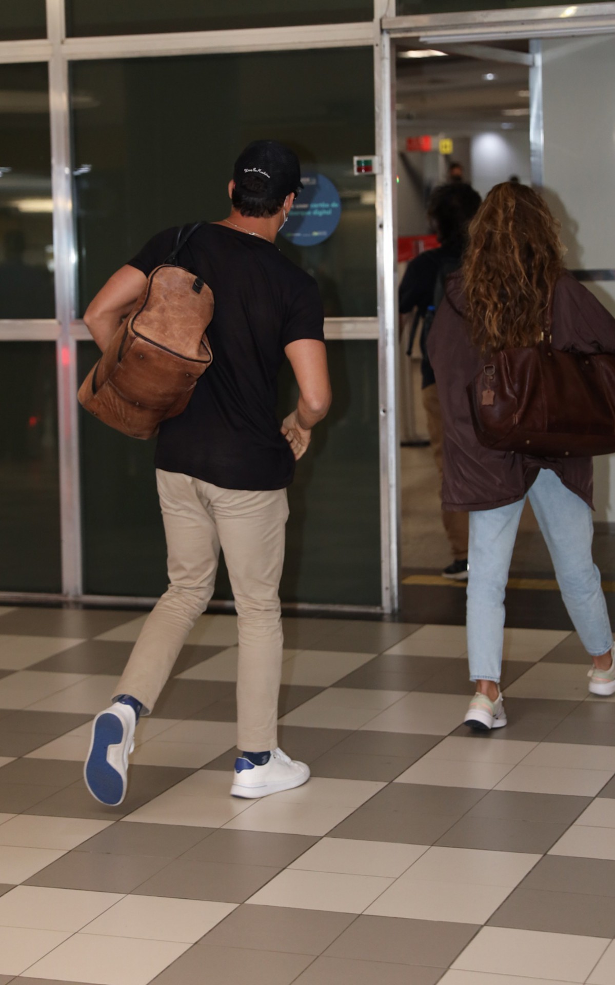  Cauã Reymond e Mariana Goldfarb posam para paparazzo antes de embarque em aeroporto de São Paulo