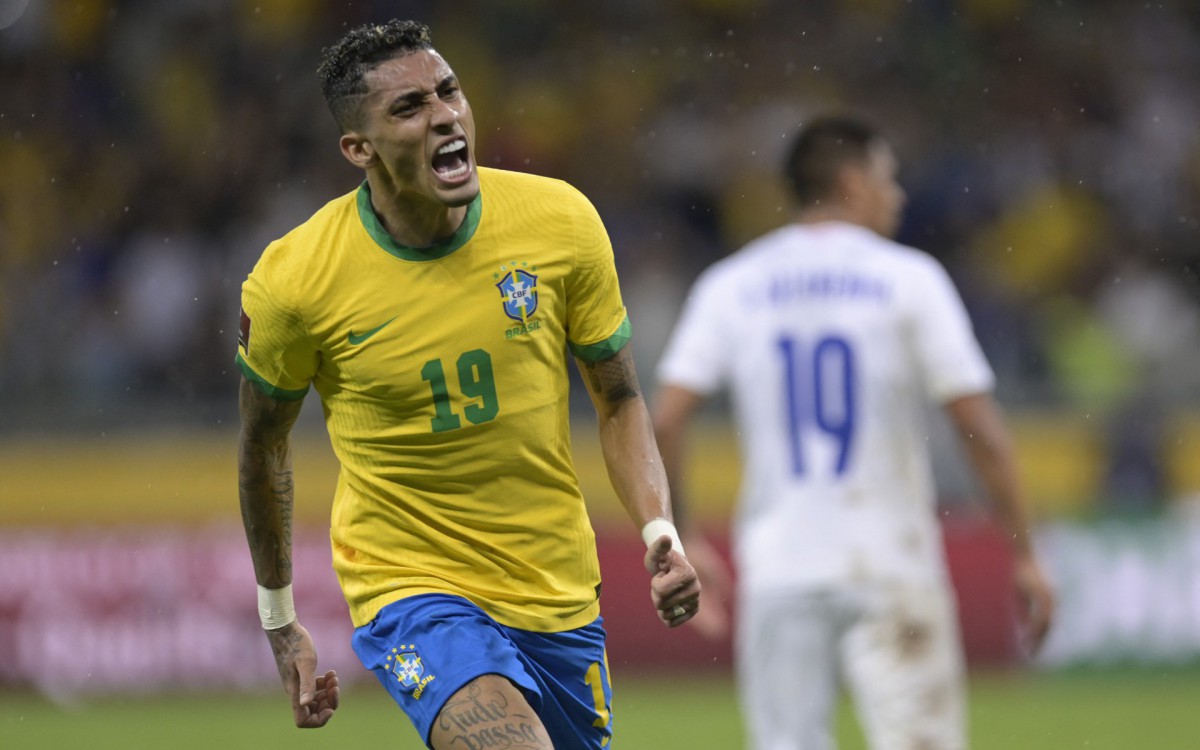 O brasileiro Raphinha comemora após marcar contra o Paraguai durante a partida sul-americana de futebol de qualificação para a Copa do Mundo da FIFA Qatar 2022 no estádio Mineirão, em Belo Horizonte, Brasil, em 1º de fevereiro de 2022.
DOUGLAS MAGNO / AFP - DOUGLAS MAGNO / AFP