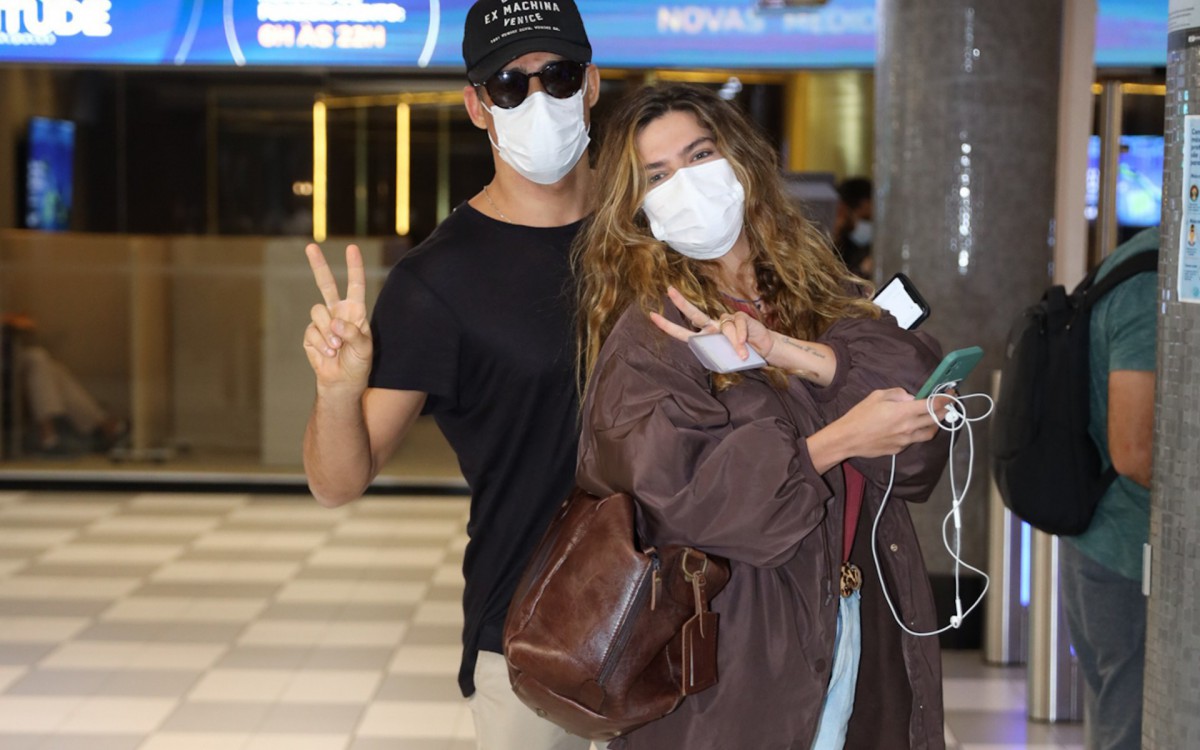  Cauã Reymond e Mariana Goldfarb posam para paparazzo antes de embarque em aeroporto de São Paulo -  Lucas Ramos / AgNews