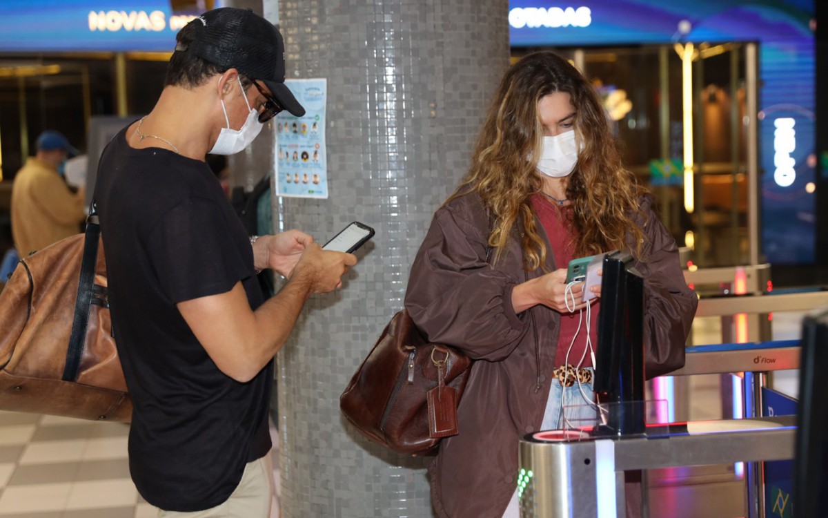  Cauã Reymond e Mariana Goldfarb posam para paparazzo antes de embarque em aeroporto de São Paulo