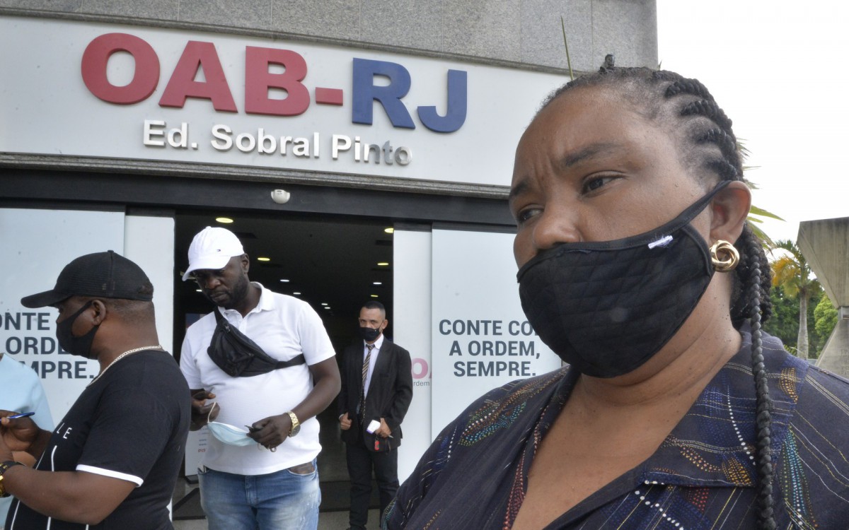 Fam&iacute;lia de Mo&iuml;se ir&aacute; na OAB-RJ para reuni&atilde;o a respeito de processo contra S&eacute;rgio Camargo. Na imagem, m&atilde;e de congol&ecirc;s pedia justi&ccedil;a logo ap&oacute;s o crime 
