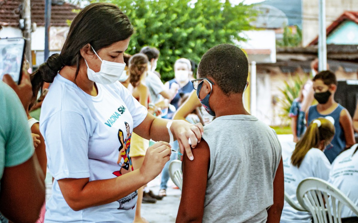 A vacina&ccedil;&atilde;o ao p&uacute;blico infantil ocorre em meio &agrave; nova onda dessa pandemia