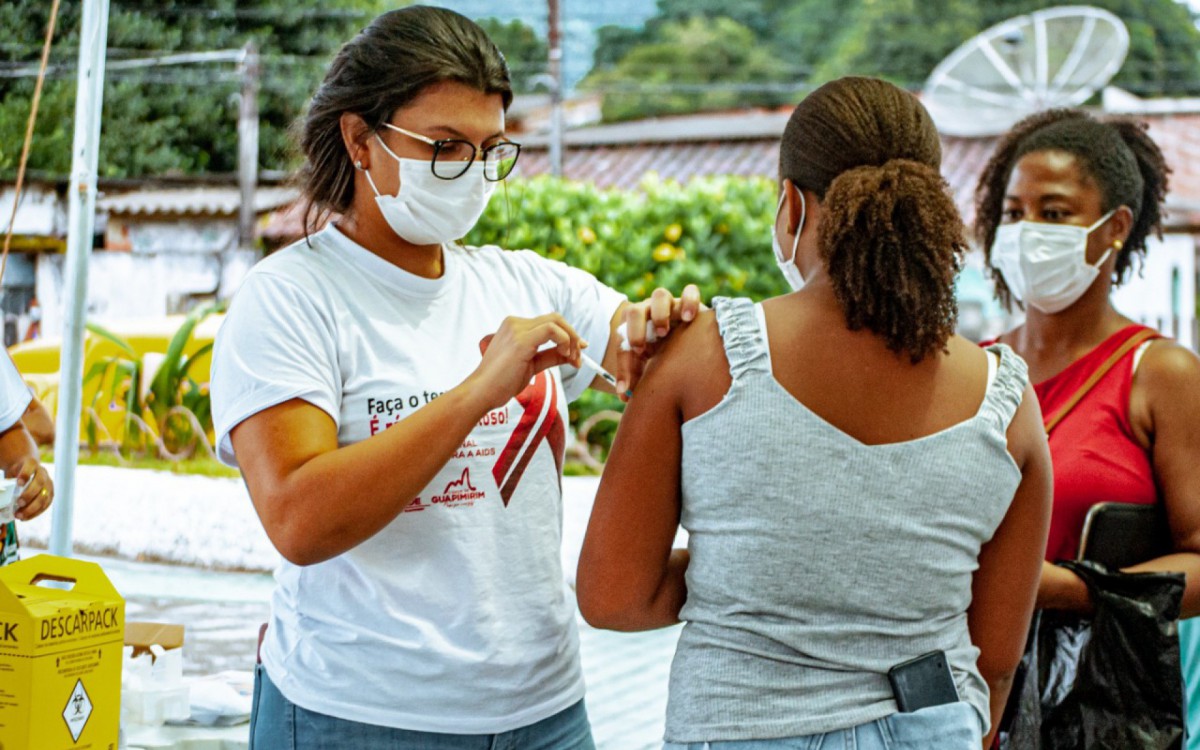 Vacina&ccedil;&atilde;o aconteceu na Pra&ccedil;a Paulo Terra, no Centro