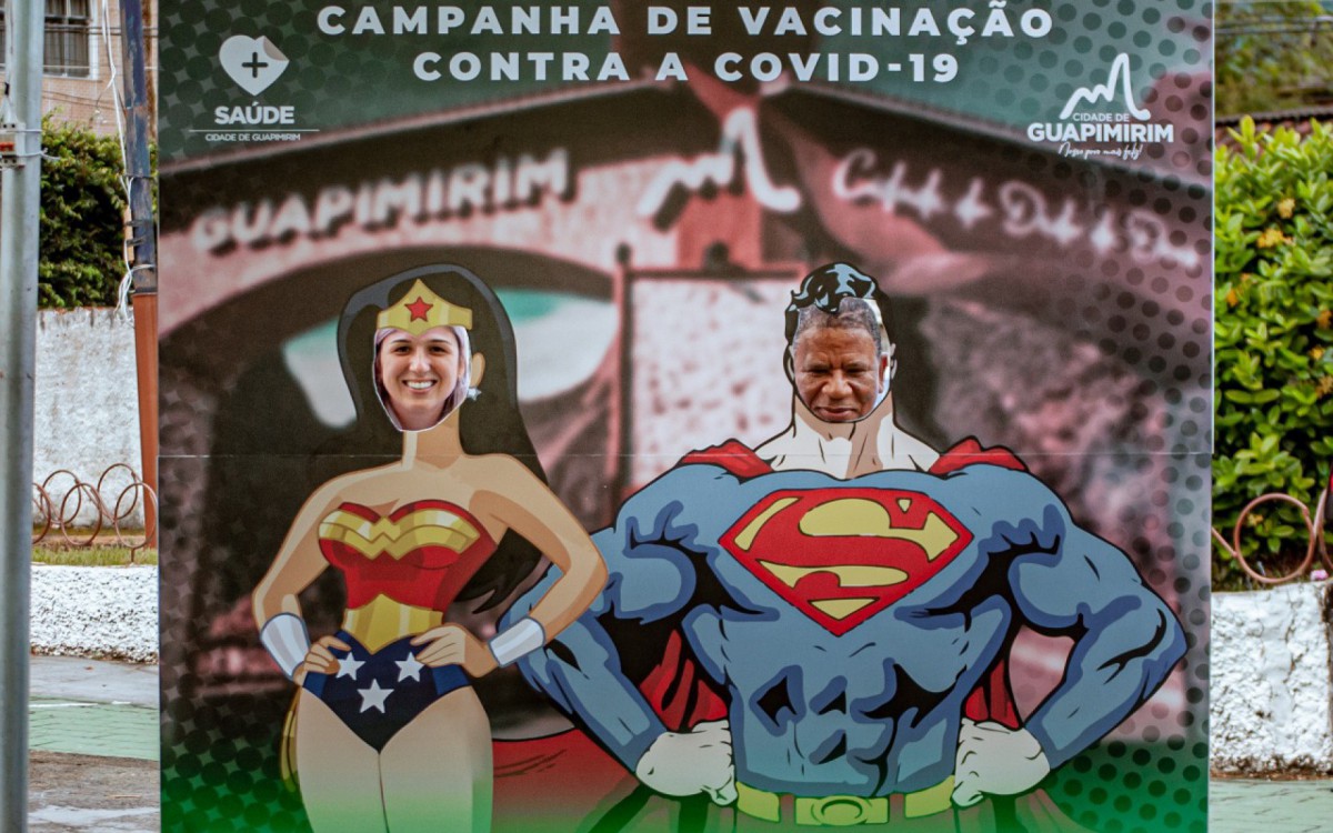 A prefeita Marina Rocha e o secret&aacute;rio municipal de Sa&uacute;de, Natal&iacute;cio da Farm&aacute;cia, acompanham a vacina&ccedil;&atilde;o