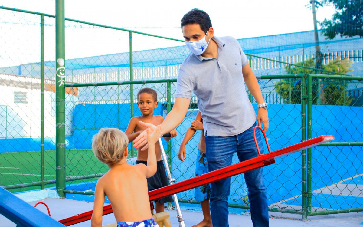 O prefeito Abraãozinho (PL) esteve na reinauguração da praça e brincou com as crianças