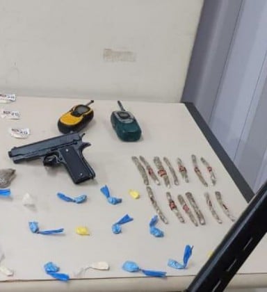 Arma e as drogas que foram encontradas com traficantes na Raia - Divulgação