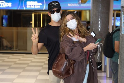 Cauã Reymond e Mariana Goldfarb esbanjam simpatia em aeroporto de São Paulo