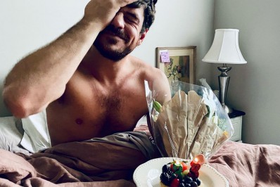 Marco Pigossi completa 33 anos e ganha surpresa romântica do namorado