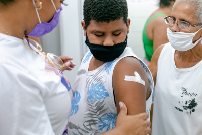 Em Mesquita, crianças do Espaço de Reabilitação e Desenvolvimento são vacinadas contra covid-19