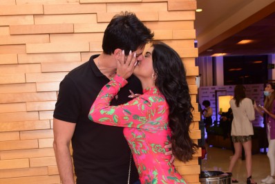 Ex-BBB Munik Nunes beija novo namorado em pré-estreia de filme